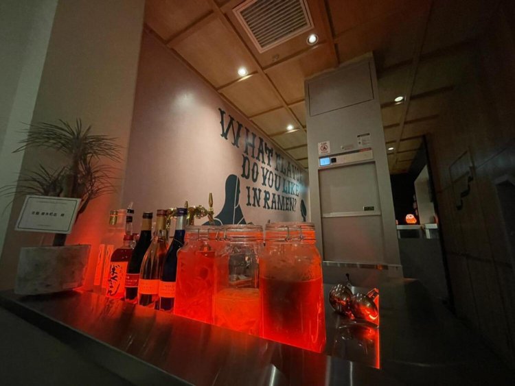 夜はライトダウンされる店内。おしゃれな空間でお酒も楽しめる。