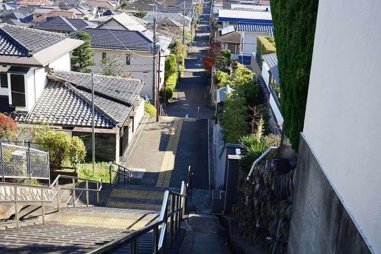 映画には出てこない階段だが人気の撮影スポット。まわりには撮影の順番待ちができていた。