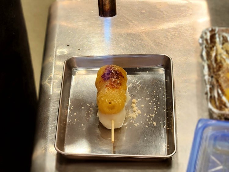 下北沢芋をかしみたらし団子を炙る