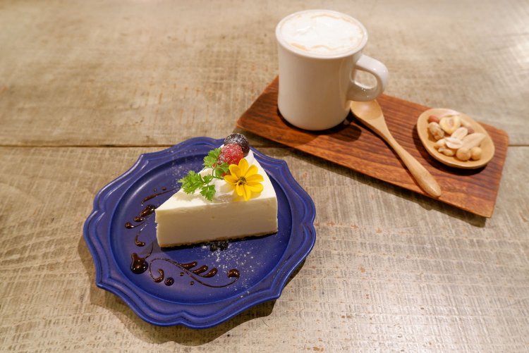 レアチーズケーキ510円、カフェオレ520円。