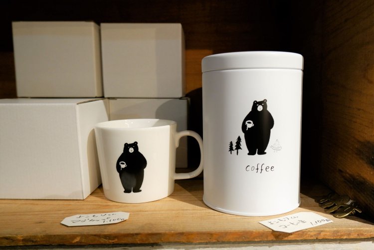 店の隠れた人気者、ヨコモリくん。