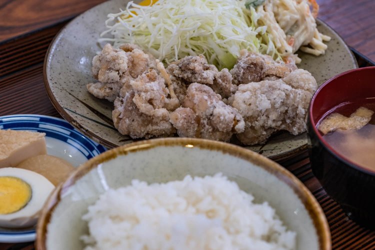 ボリュームたっぷりの唐揚定食750円。