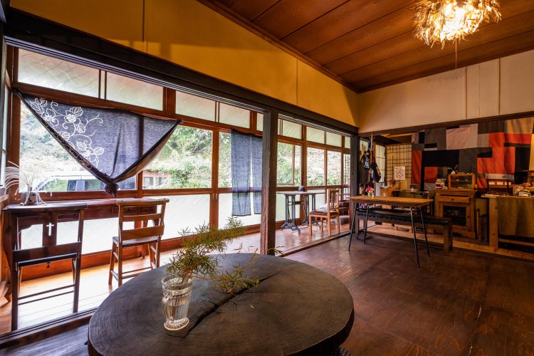 季節の花やハーブなどがさりげなく飾られ、落ち着きのある店内。