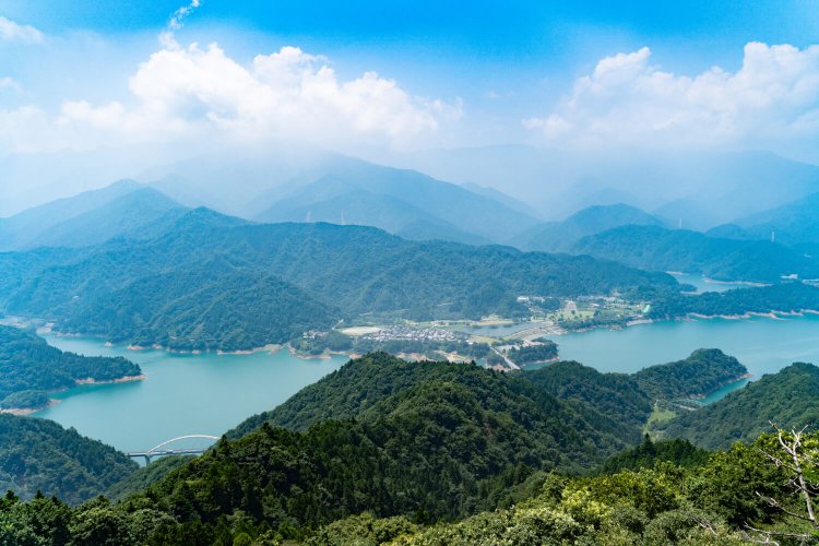 高取山から広々とした宮ヶ瀬湖を見下ろす（写真提供＝愛川町）。