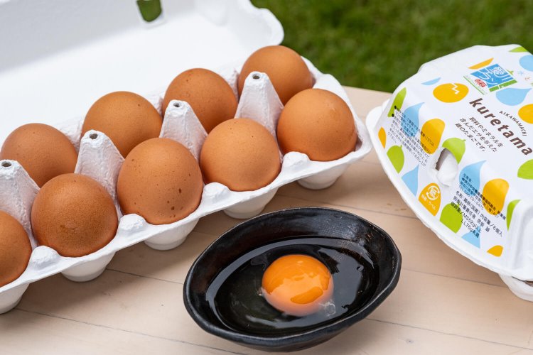 濃厚な味わいで黄身の濃さが際立つクレタマ。L～LLサイズ 6個入り380円、M～Lサイズ 10個入り500円。