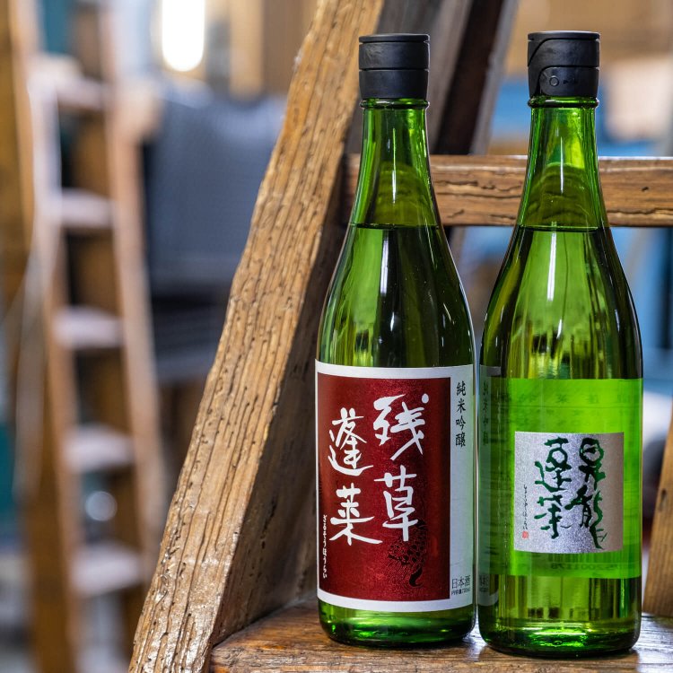 酒米に山形県産出羽燦々を用いた残草蓬莱純米吟醸 720㎖ 1650円（左）、徳島県産山田錦と長野県産美山錦を使用した昇龍蓬莱特別純米 同1540円。