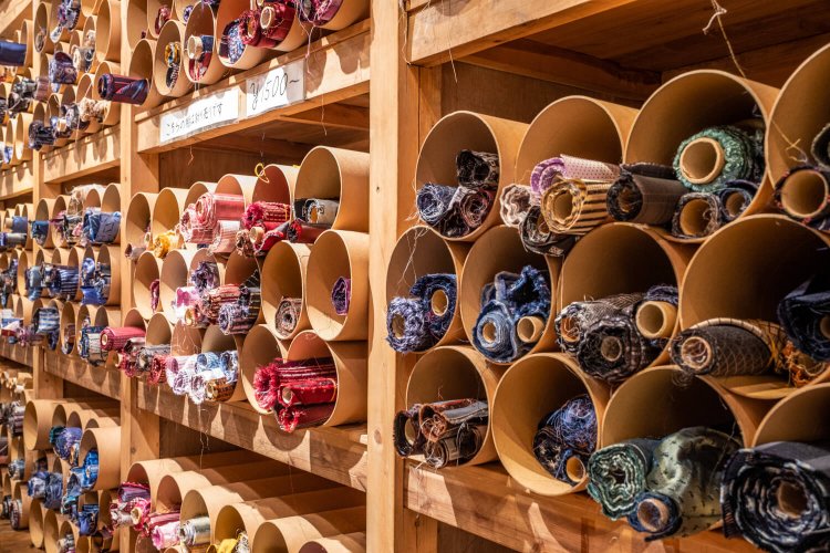 リノベーションした蔵に置かれた生地は1mあたり1500円～で販売。