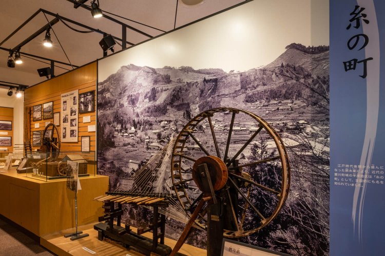 糸の町として繁栄した歴史を支えた八丁式撚糸（ねんし）機を展示。