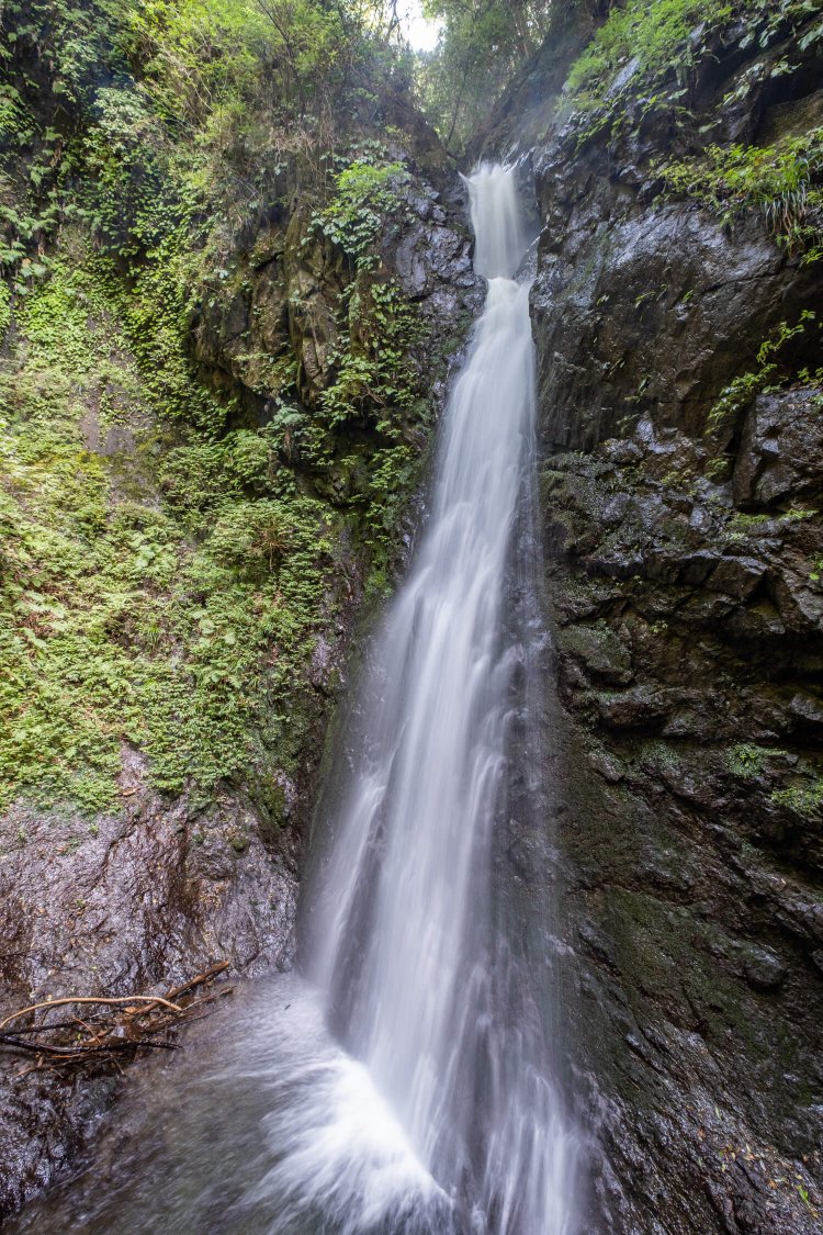 周囲から隔絶された空間で滝と対峙できる環境も人気の塩川滝。