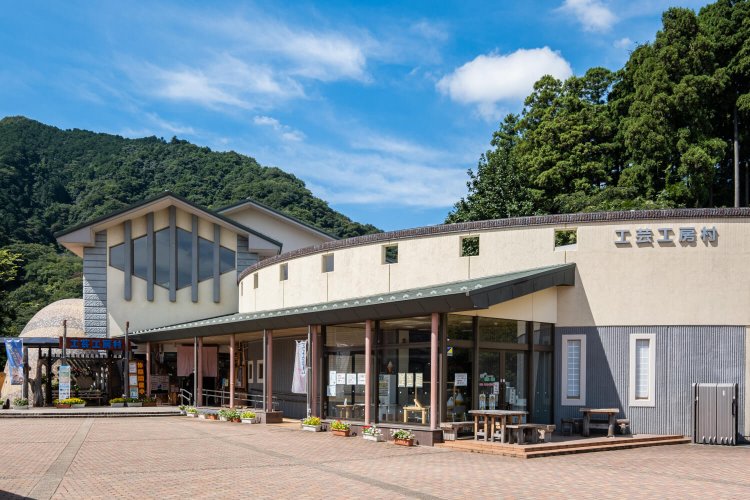 「工芸工房村」（☎046-281-2438）でははた織りなど伝統工芸の創作体験が可能。