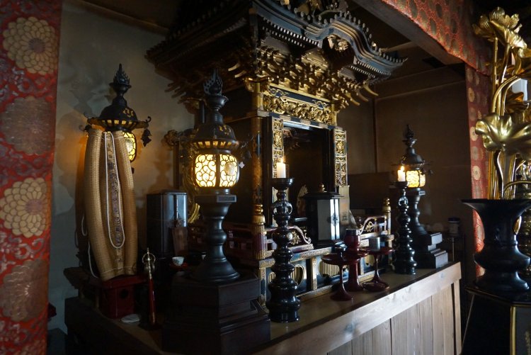 普賢寺本堂の内陣。御本尊の不動明王の隣には、回峰行を共にした桧笠が立つ。この桧笠自体も不動明王として扱われるのだそう