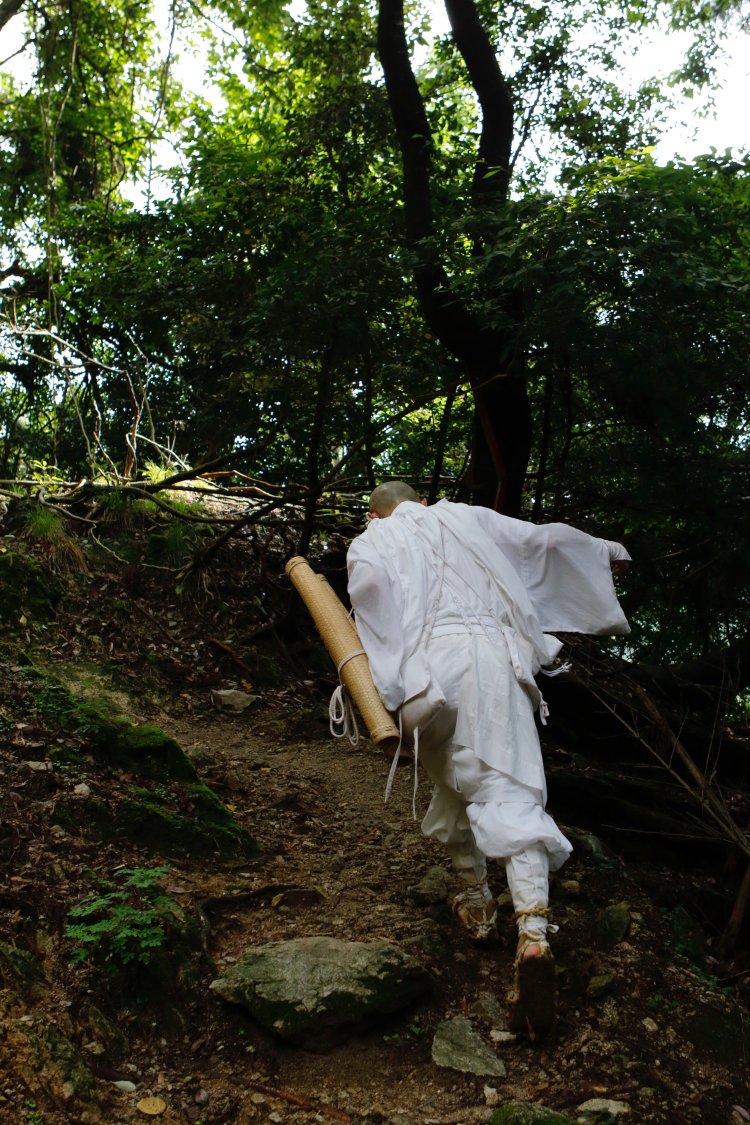 「自分が歩いているのか、大地が動いているのかわからないくらい融け合う時間がありました。世界と自分の境界線が融け合うような円融の感覚に包まれるときが、私はとても幸せを感じました」と小野さん。