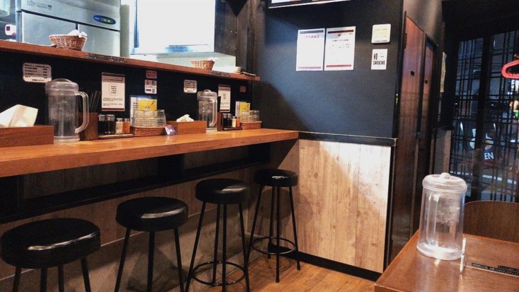  清潔感があり落ち着いた雰囲気の店内。