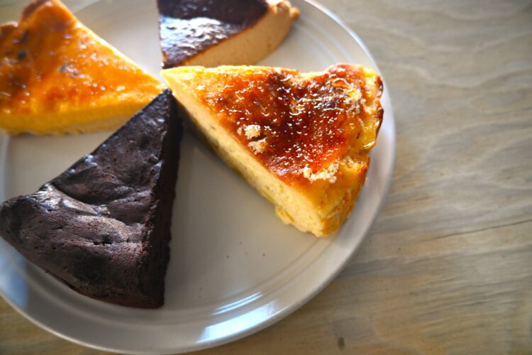 常時提供している4種類のケーキは800円〜。旬の食材を使用した季節限定ケーキも多数ある（写真＝light side cafe）。