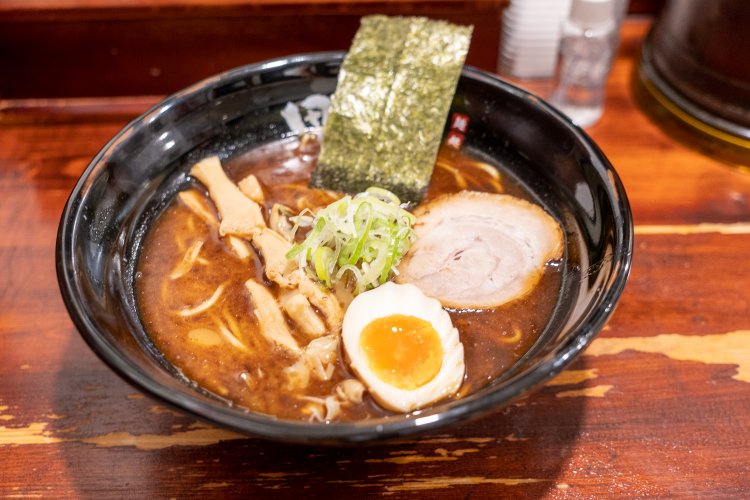 本家 田ぶし らーめんは850円。普通盛りでもなかなかのボリュームだ。