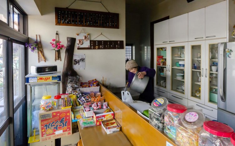 【東京おでんだね】北千住の駄菓子屋さん、小倉商店