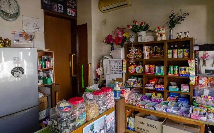 【東京おでんだね】北千住の駄菓子屋さん、小倉商店