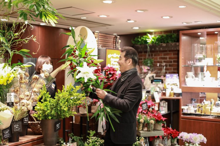 「青山フラワーマーケット」にて。贈る相手のことを考えながら花を選ぶ時間が楽しい。