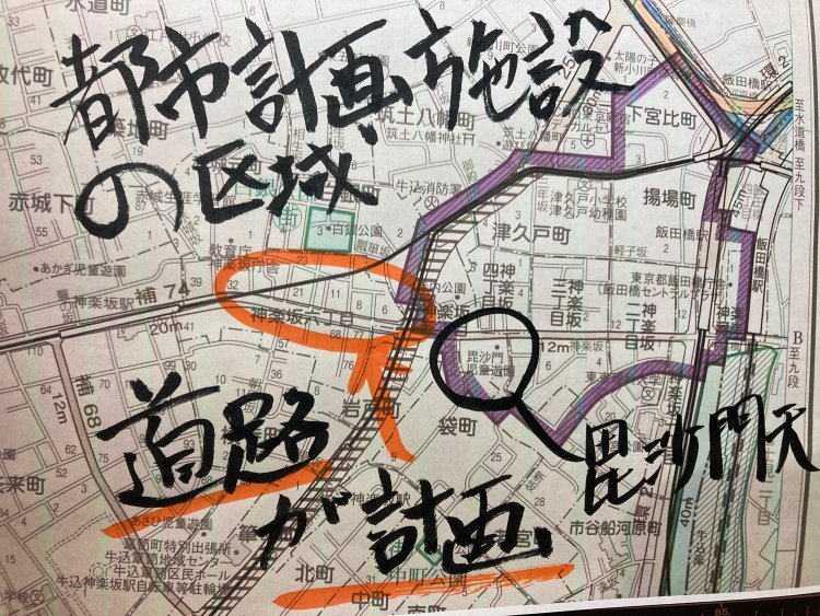 道路を拡幅する計画あり。計画地は2階建てくらいだ。