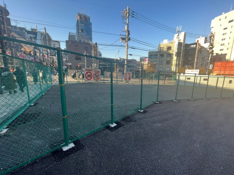 街中に突如こうしてあらわる不思議な空き地。ここなんだろ？