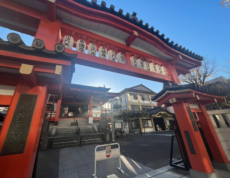 「朱色」がひときわ存在感を醸し出す。ご利益もたっぷりありそうだ。