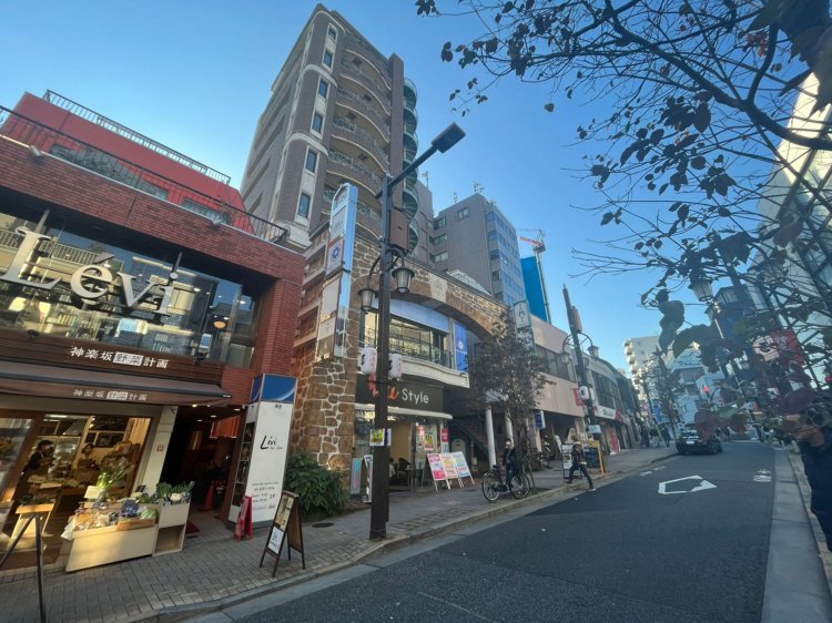 現状の道路に面してコジャレ系のお店が立ち並ぶのだが。