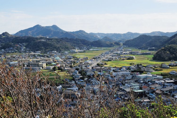 大黒山から東側を望む。左に見える双耳峰が富山。下に内房線も見える。山頂からの展望は海側も素晴らしい。
