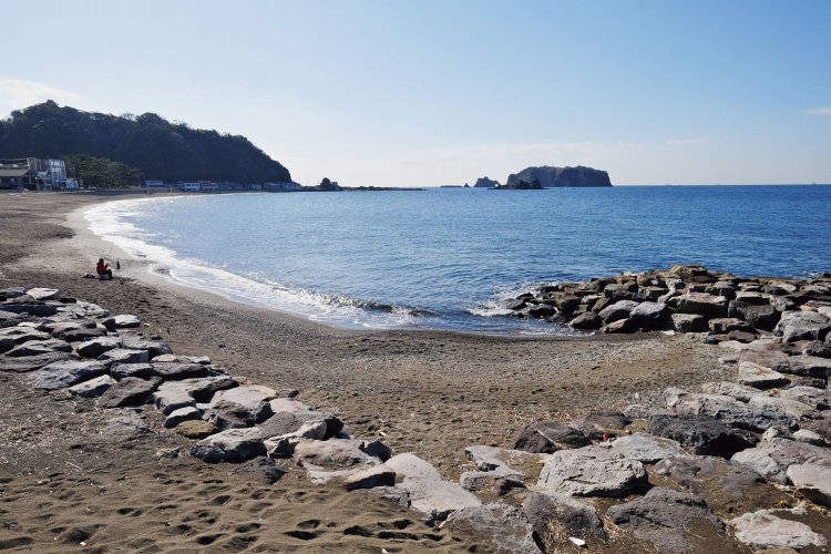 1180年（治承４）に挙兵し、石橋山の戦いで平家に敗れた源頼朝は、真鶴から安房の国へ船で逃れてきた。その上陸地がこことされる。