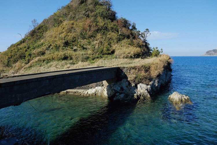 昭和30年代、アコヤガイを養殖して真珠を採っていたという真珠島。現在、島には渡れなくなった。