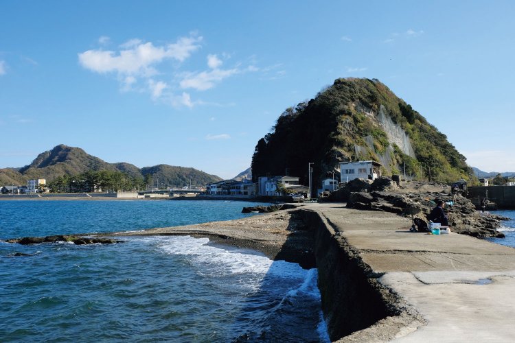勝山漁港沖合のみささぎ島の近くの岬から大黒山を仰ぎみる。標高は低いけれどなぜか高く見える。