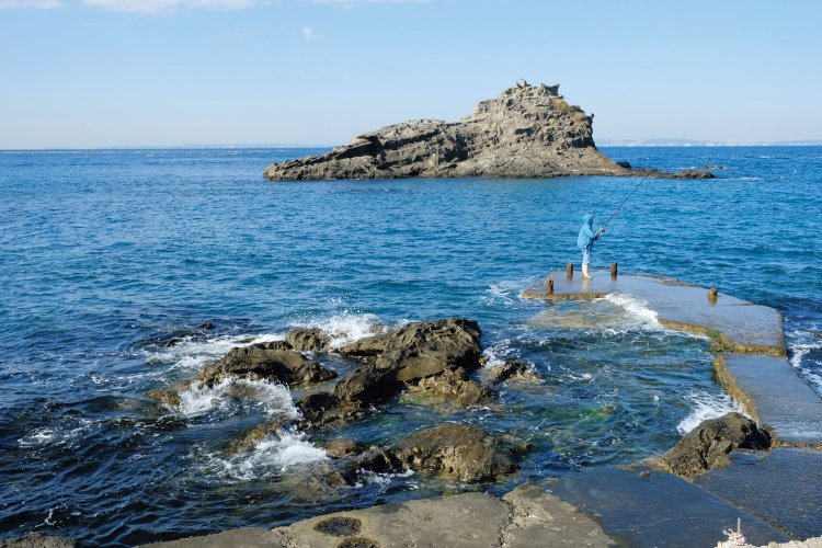 これがみささぎ島。傾城島ともいう。日本武尊の妃が身を投げて荒海を静めた際の亡骸が漂着した島。という神話が残る。