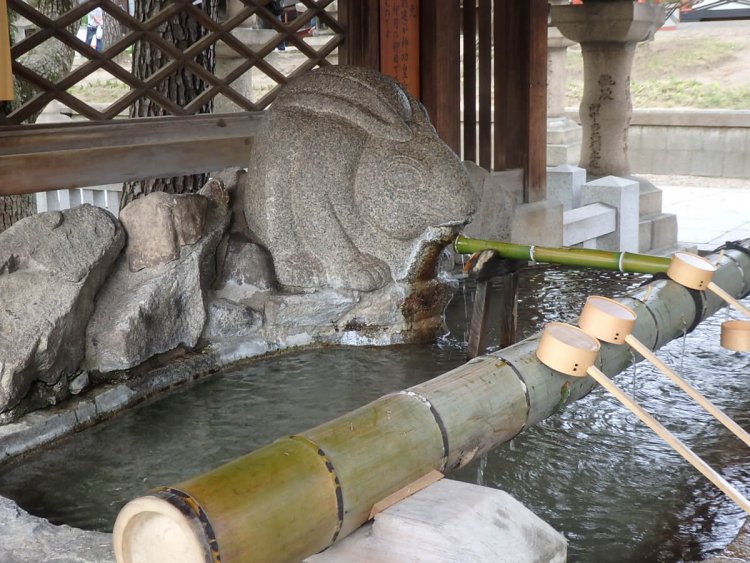 大阪・住吉大社のウサギの手水舎。境内には「撫で兎」の像もある（大阪）。