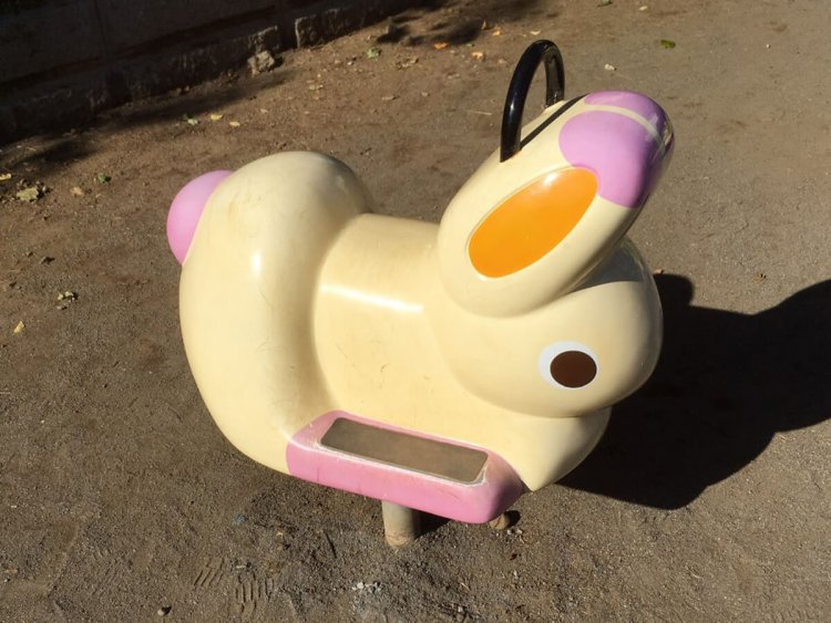 このタイプのスイング遊具は、他の公園でも見ることができる（吉祥寺）。