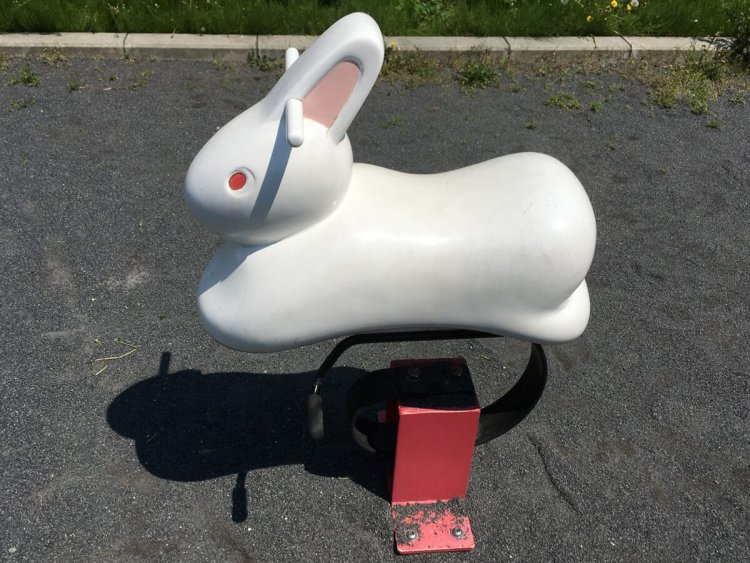 やさしい曲線でできたデザイン。シンプルながらかわいい（狛江・さくら児童遊園）。