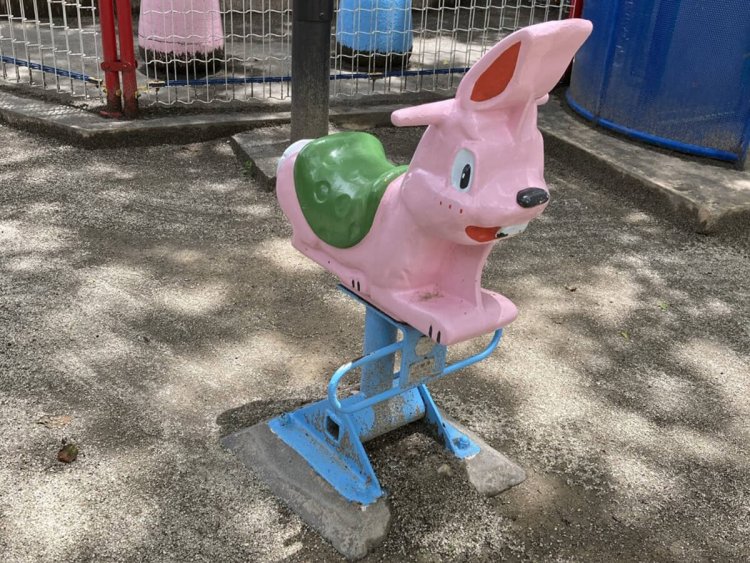 何となく野沢雅子さんの声でしゃべり出しそうな、やんちゃ系ウサギ（町屋・町屋三丁目児童遊園）。