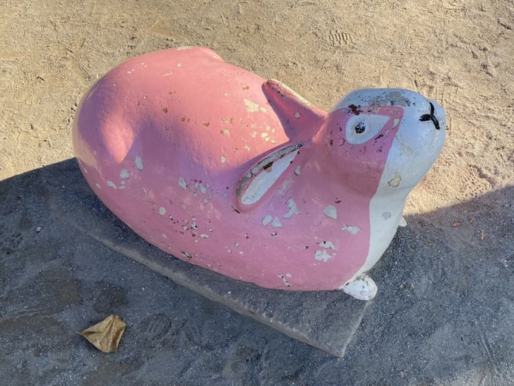 飛鳥山公園のウサギ。きれいなピンク色に塗られている（王子）。