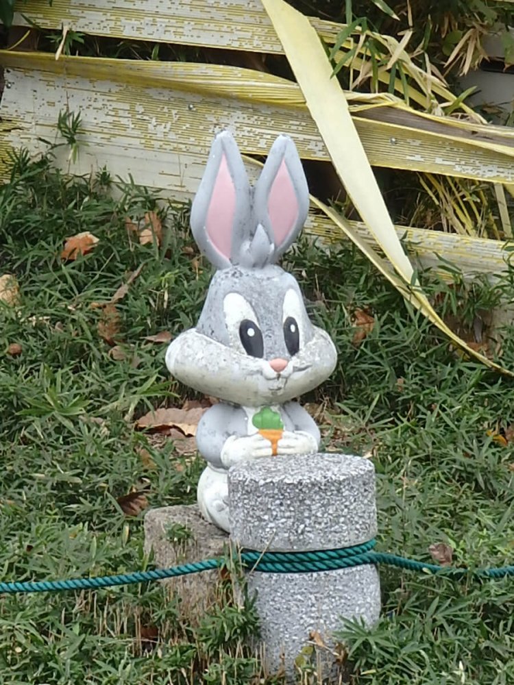 リニューアル前のあらかわ遊園に設置されていたウサギ像。バックス・バニーだと思われる（荒川区）。