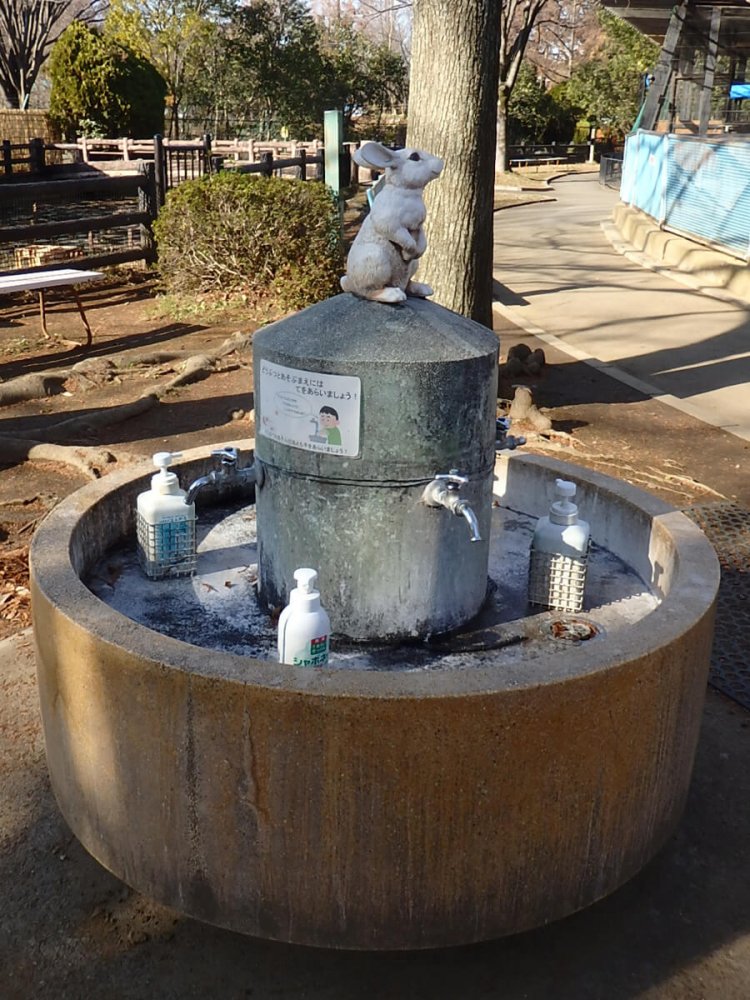 小動物と遊べる「どうぶつひろば」の手洗い所。小動物の象徴としてウサギが設置されているのだろう（さいたま市・大崎公園）。