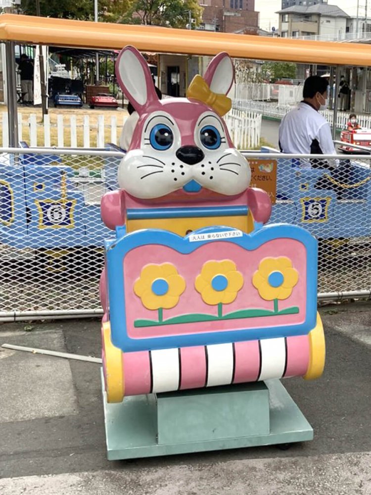 前橋の小さな遊園地、るなぱあくのウサギ遊具。耳にリボンが付いているので女子だろうか（前橋）。