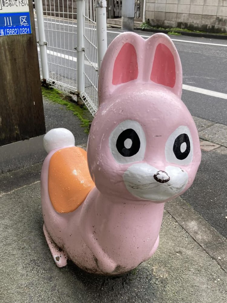 その名も「うさぎ児童遊園」の入り口にいるウサギ。以前はウサギのすべり台も設置されていた（小岩）。