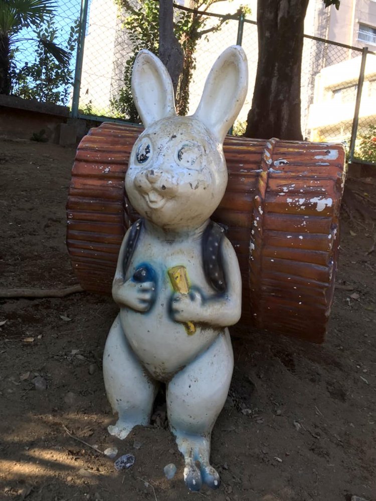 両手に持っているのは火打石ではないだろうか。これからカチカチする直前である。怖い（吉祥寺）。