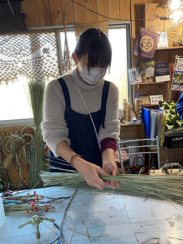 岩切さん。七島藺の魅力を丁寧に教えてくれた。