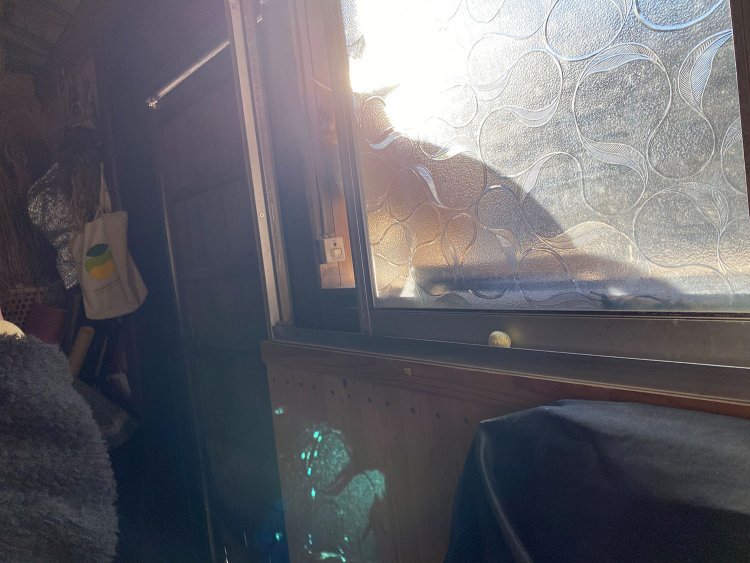 誰か覗いてる！