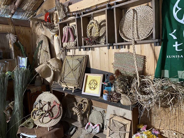 七島藺の工芸品が所狭しと並んでいる。