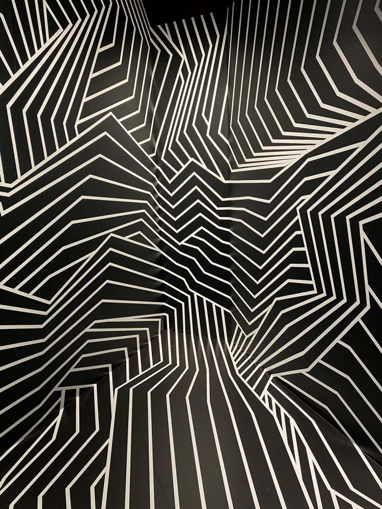 壁面の模様のように見えるが、トリックアートのようになっており、中央部に立って撮影が可能だ。