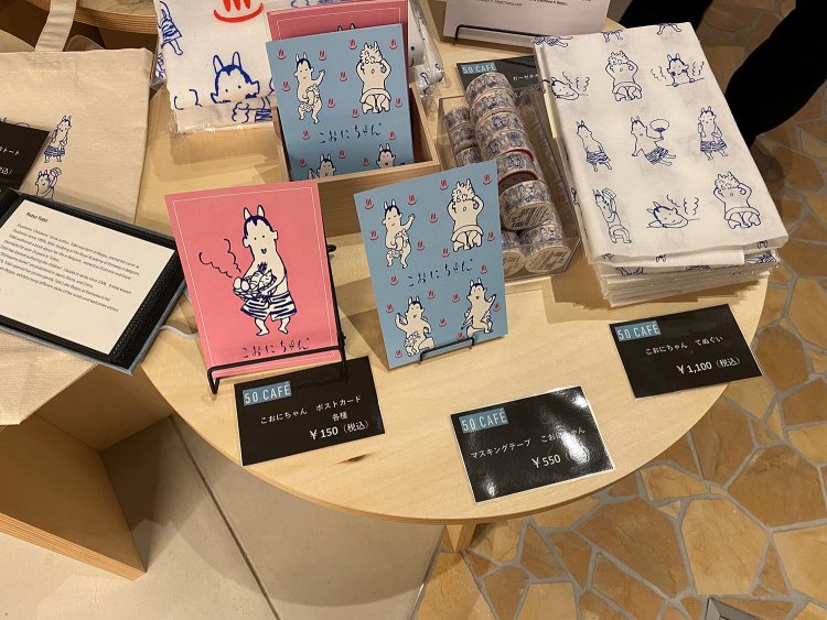 1階のショップではグッズも購入できる。