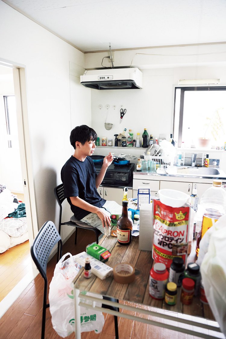 日本テレビ系『ZIP！』内朝ドラマ「泳げ！ニシキゴイ」の脚本も担当。吉田自宅にて。※写真と本文は関係ありません。