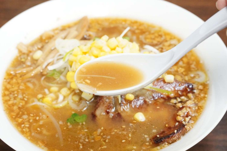 フライドガーリック、一味などの刺激とスープのコクの調和がよい「熟成みそ」。