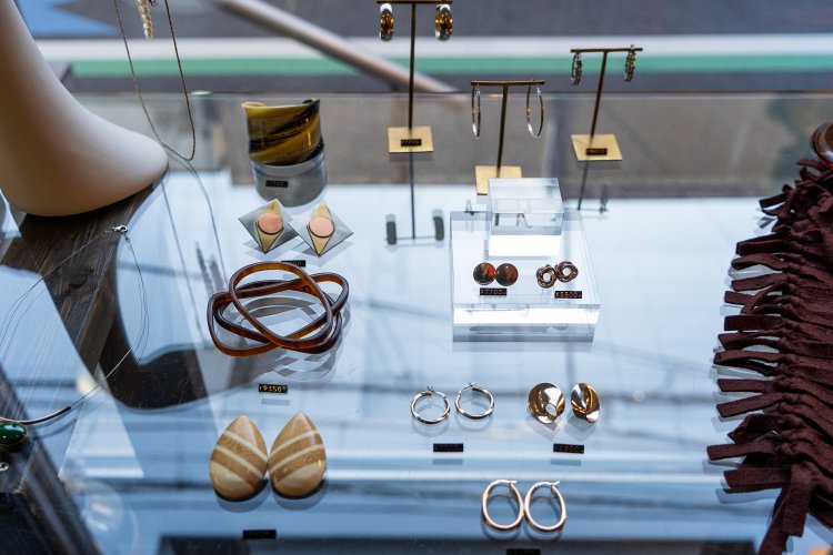 アクセサリー類は、佑美さんが少しずつ集めてきたもの。タイミングを見計らって店頭に出している。