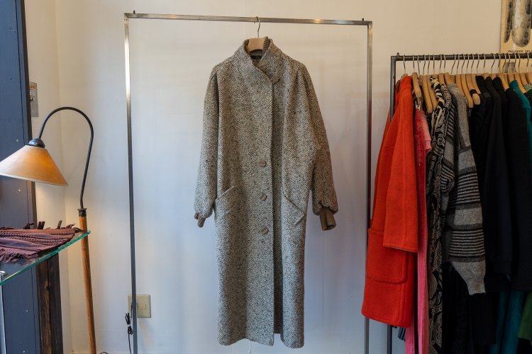 袖にボリュームがあるドルマンスリーブのコートはニットの上に着てもももたつかず人気なのだとか。